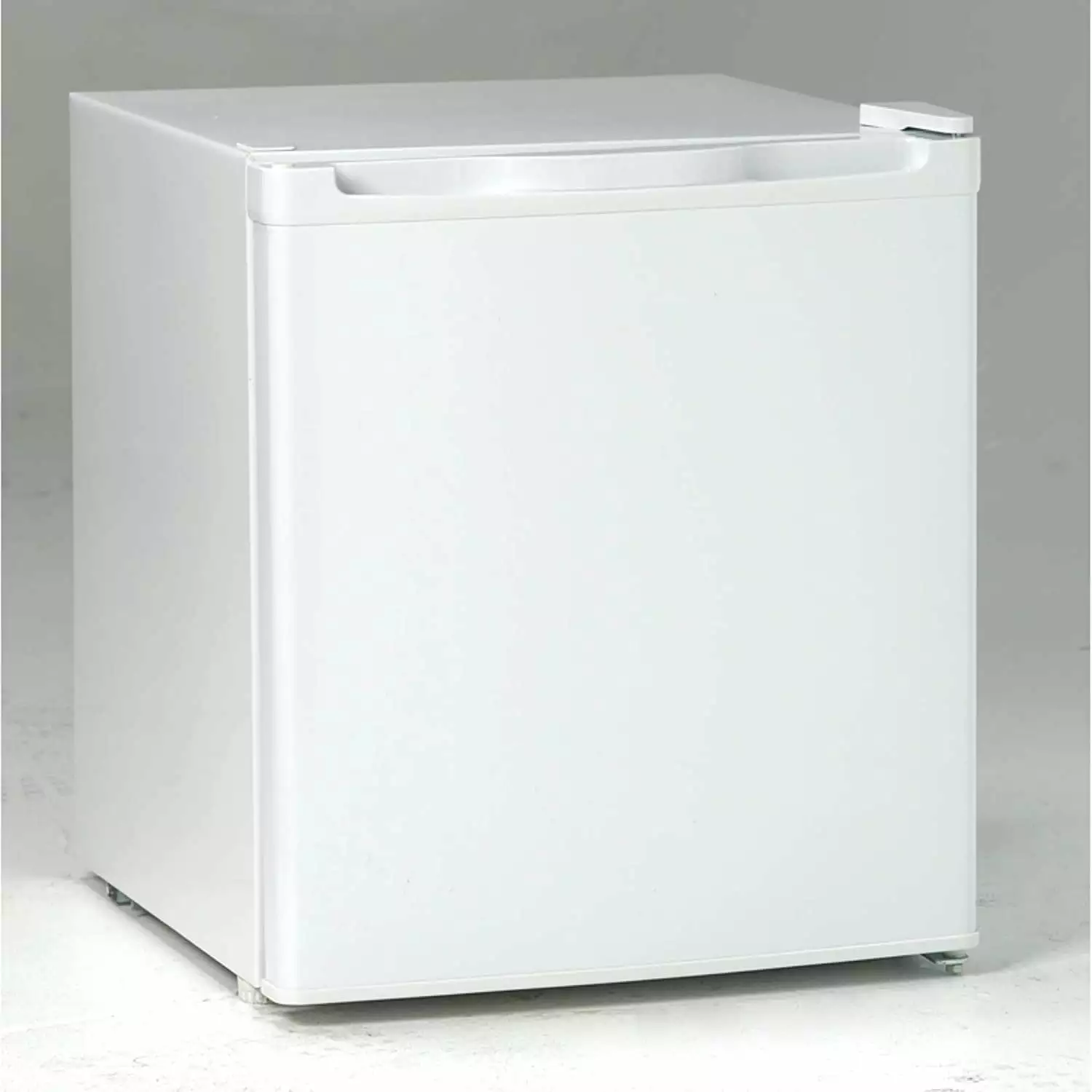 Avanti 6014049 120 watt 1.7 cu. ft. White Steel Compact Refrigerator