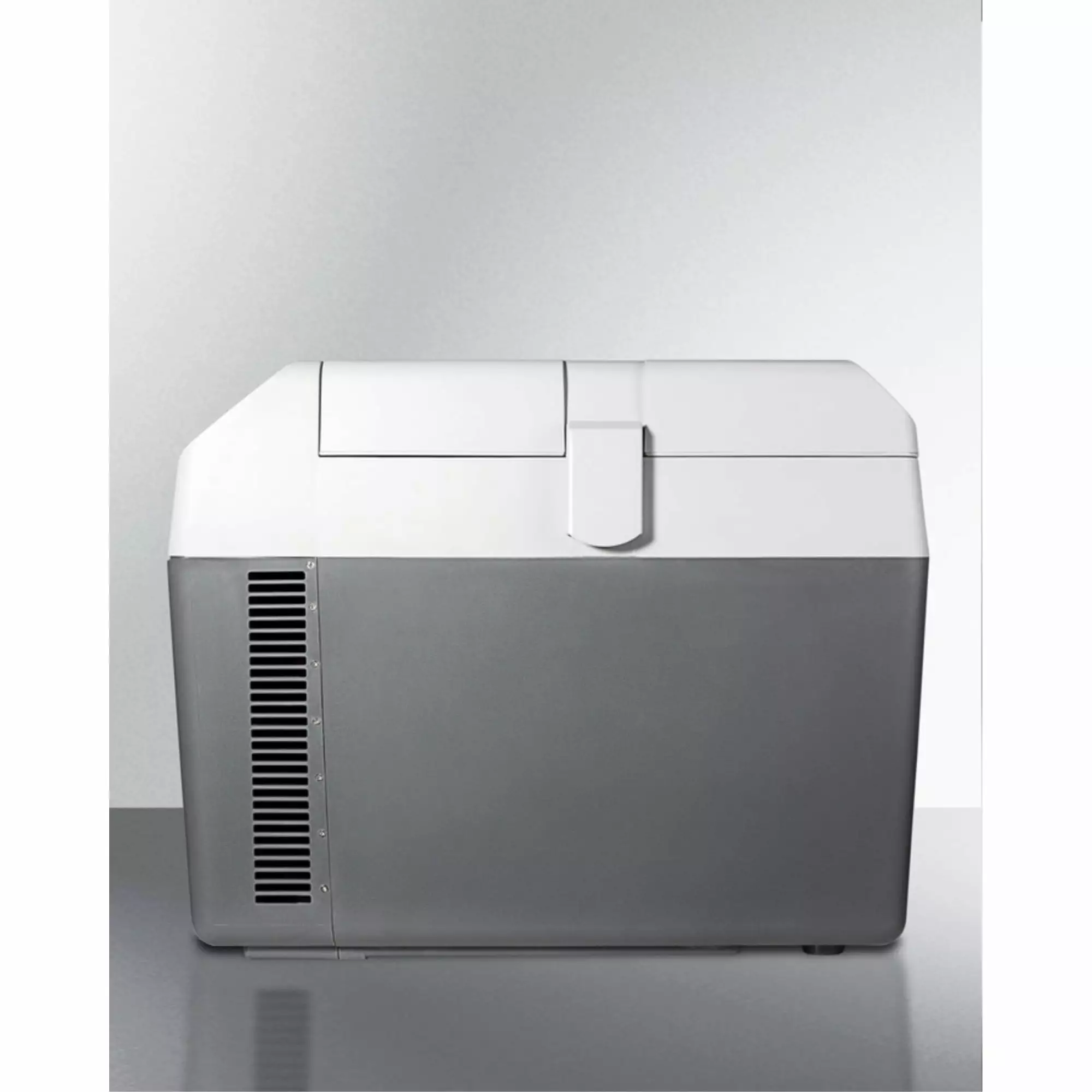 Portable 12V/24V cooler capable of operating at -15C or standard refrigerator temperatures